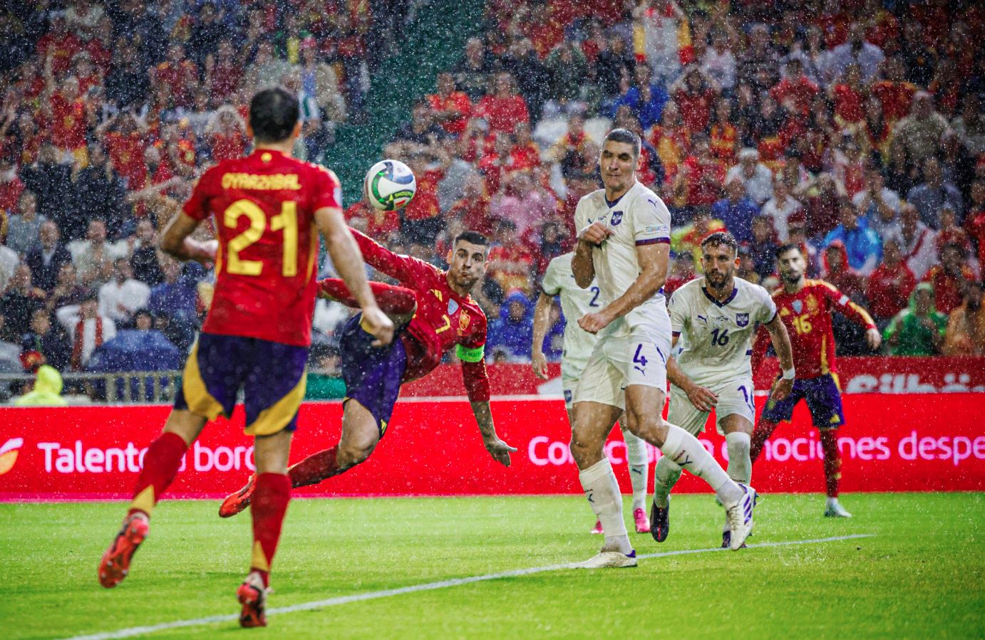Espanha fez valer apoio da torcida para manter a série invicta