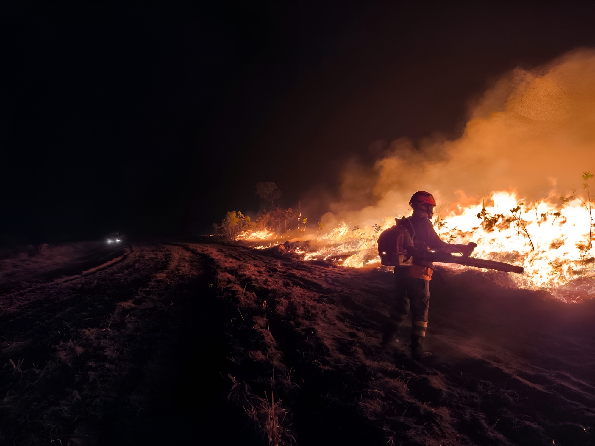  Operação Pantanal segue combatendo incêndios em áreas críticas do bioma com o apoio de aeronaves e equipes terrestres.