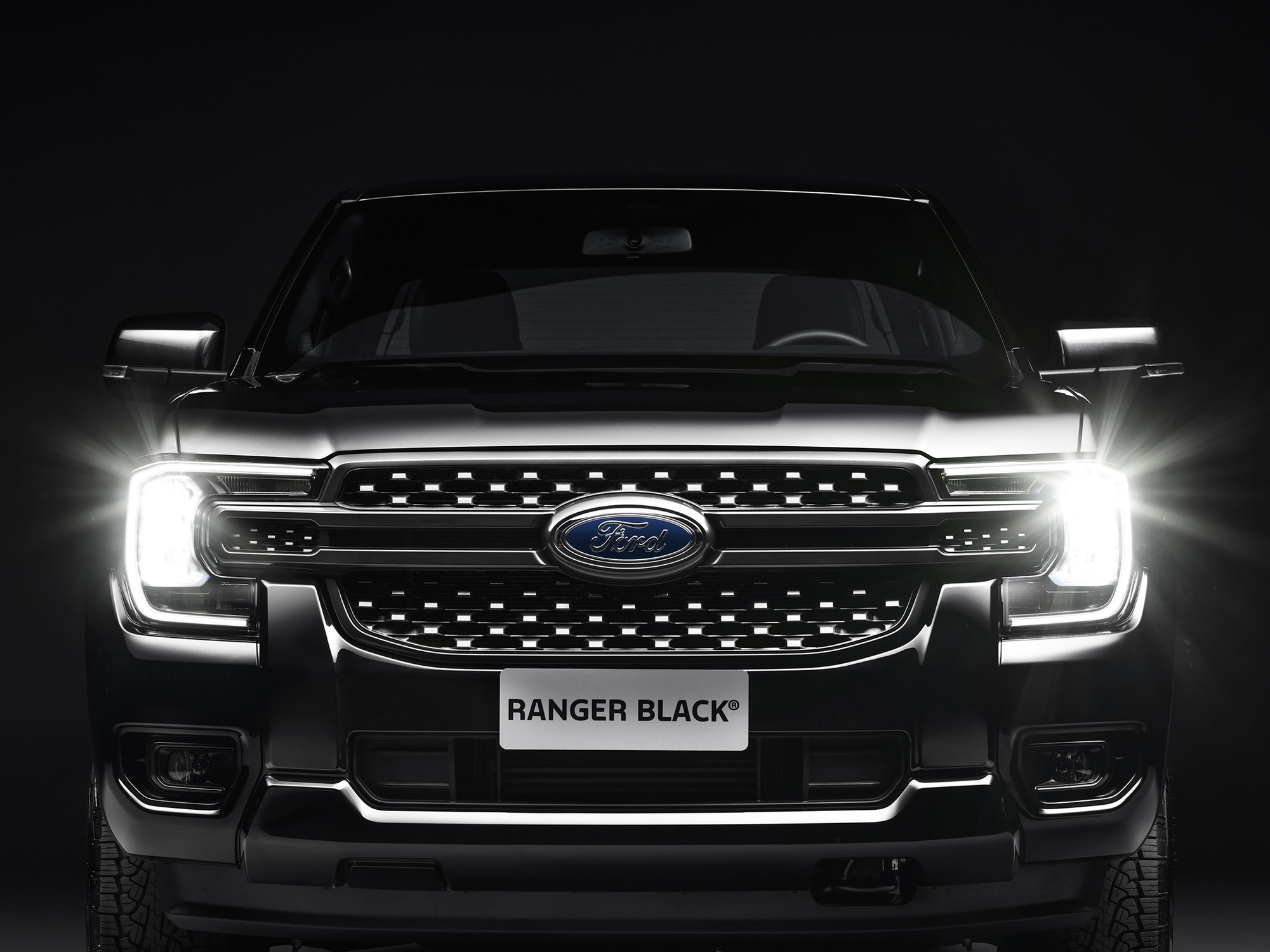 Frente imponente com faróis Full-LED - A Ranger Black se destaca pelo design arrojado e iluminação potente, ideal tanto para o ambiente urbano quanto para a estrada.