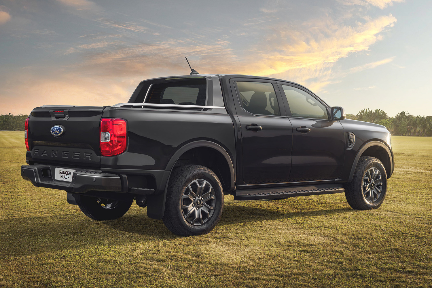 Nova Ford Ranger Black combina luxo e robustez com preço de R$ 219.990, conectividade de ponta e motor econômico para uso urbano e rural.