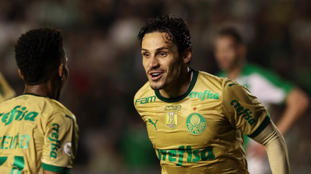 Raphael Veiga celebra com Estêvão na vitória sobre o Juventude