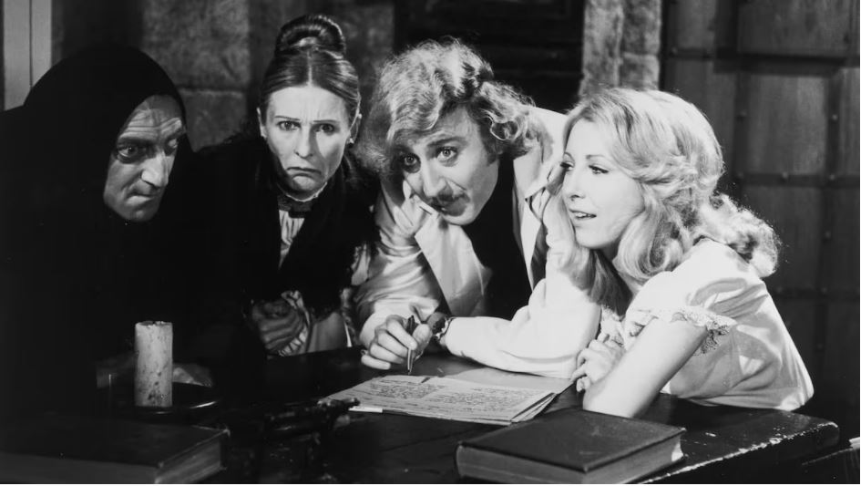 O Jovem Frankenstein (1974): Marty Feldman, Gene Wilder, Cloris Leachman e Teri Garr em cena.