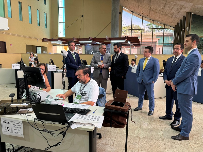 Neste domingo (6), o Ministério Público de Mato Grosso do Sul, liderado pelo Procurador-Geral Romão Avila Milhan Junior, esteve presente na auditoria das urnas eletrônicas realizada pelo TRE-MS. 