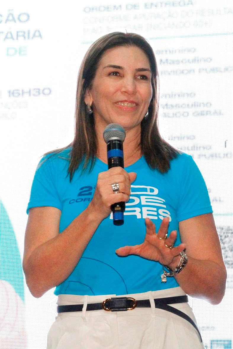 Mônica Riedel enfatiza a importância de eventos que promovem saúde e união, ao mesmo tempo que celebram o Dia do Servidor Público.