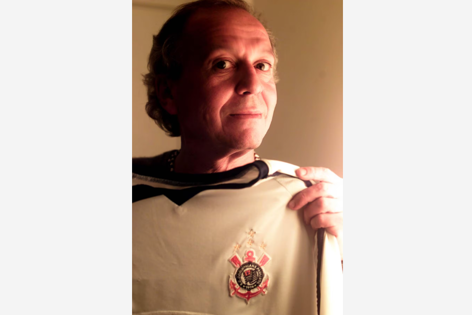 Em setembro de 2002, Olivetto segura a camisa do Corinthians em evento de lançamento de seu livro sobre o Timão com o jornalista Nirlando Beirão