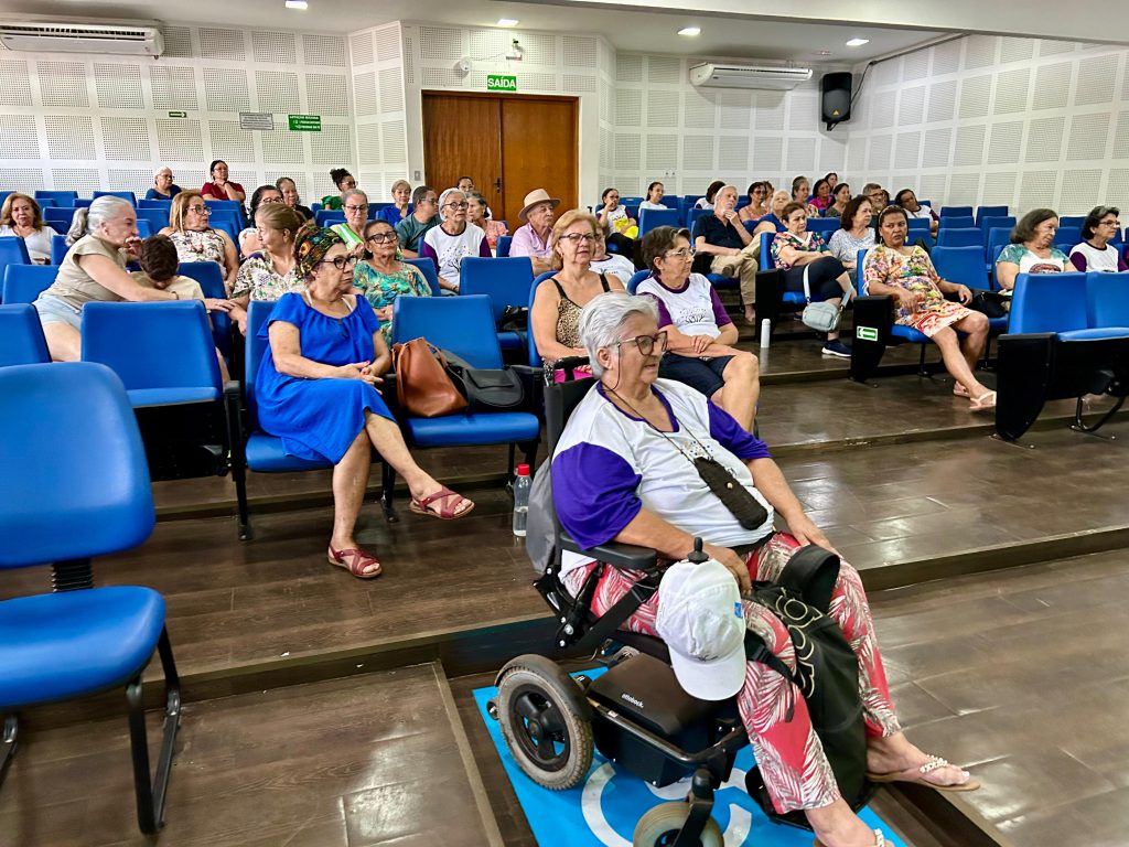 Na plateia, a turma da Unapi, da UFMS, durante abertura do projeto 