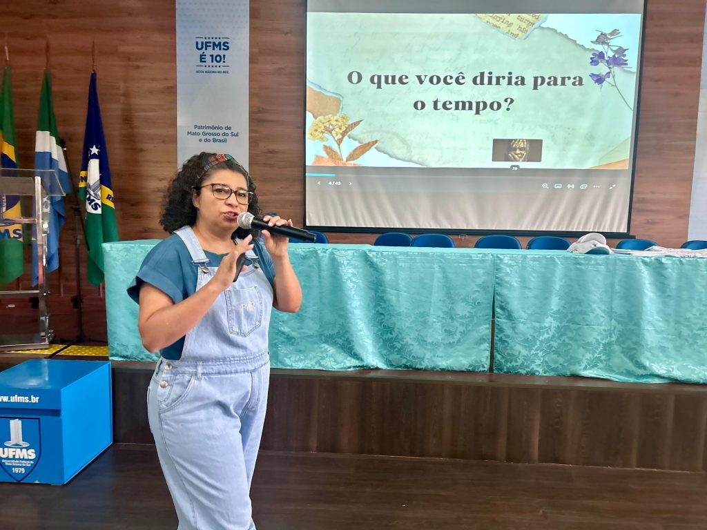 O que você diria para o tempo? Em palestra emocionante sobre tempo e corpo, a psicóloga e professora Socorro Pompilio trabalhou o envelhecimento. (Foto: Paula Maciulevicius/Cidadania)