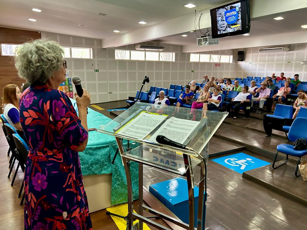 Autora da foto das indígenas e idealizadora do projeto, Zirleide Barbosa explica que o objetivo é trabalhar a criatividade e a vivência da pessoa idosa através da fotografia. (Foto: Paula Maciulevicius/Cidadania)