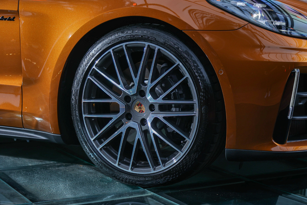 O Panamera vem equipado com um sistema de suspensão avançado, chamado Porsche Active Ride, que faz com que o carro se ajuste automaticamente ao tipo de estrada