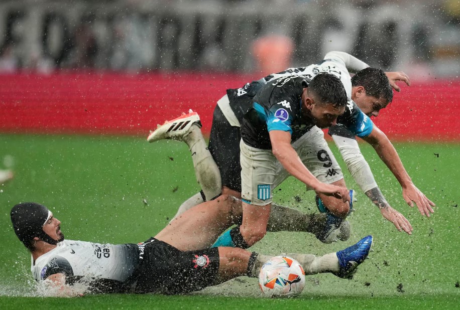 Corinthians e Racing se enfrentaram em campo encharcado da Neo Química Arena 