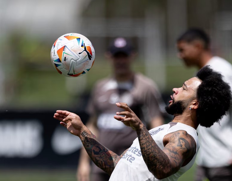 Memphis Depay tem recuperado sua forma física no CT Joaquim Grava