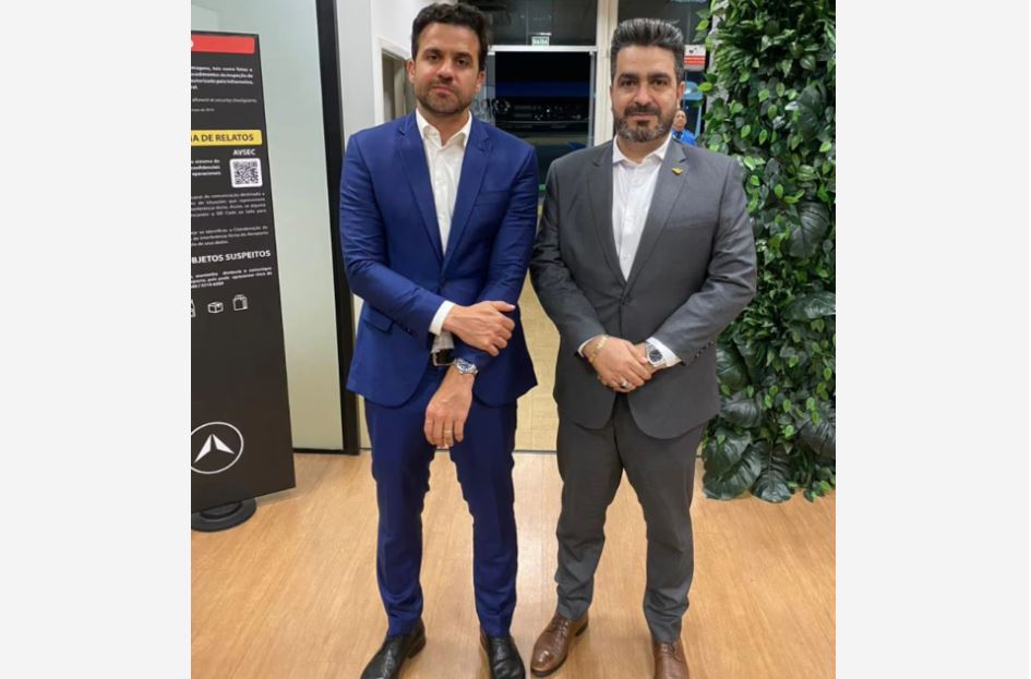 Pablo Marçal (à esquerda) e o presidente nacional do PRTB, Leonardo Avalanche