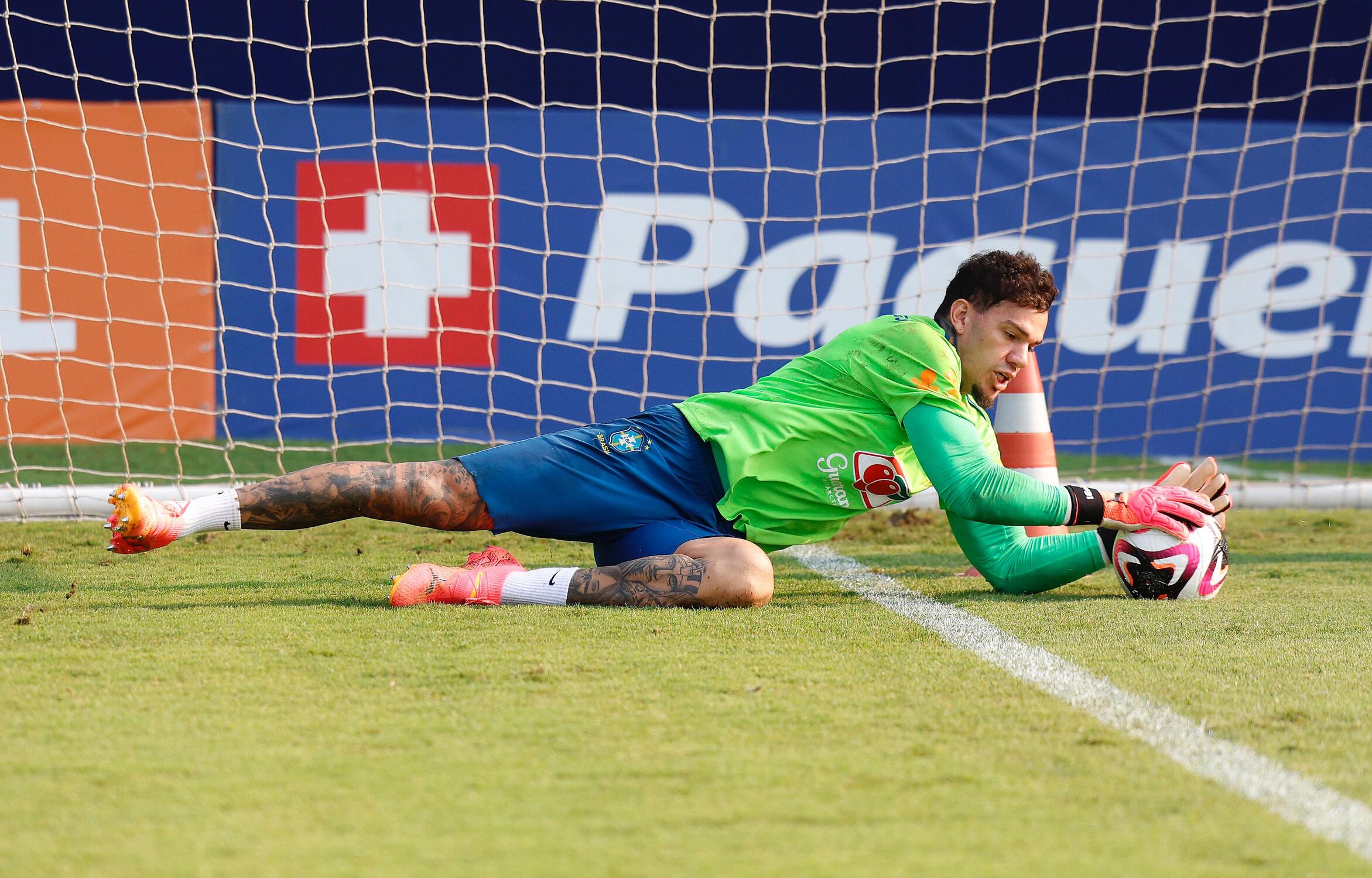 Ederson durante treino pela Seleção Brasileira