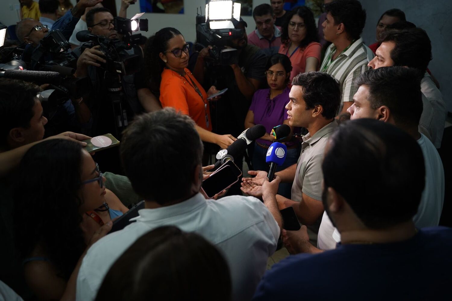Beto Pereira responde perguntas da imprensa após anunciar que não apoiará nenhuma candidatura no segundo turno.