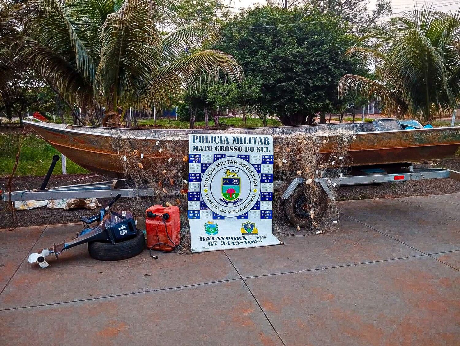 Barco, motor e redes utilizados na pesca predatória foram apreendidos pela Polícia Ambiental no município de Nova Andradina.