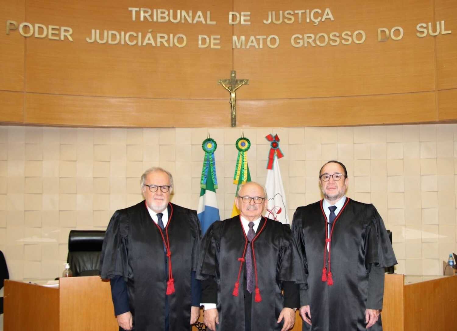 Ruy Celso Barbosa Florence (Corregedor-Geral de Justiça), Sideni Soncini Pimentel (Presidente) e Vladimir Abreu da Silva (Vice-Presidente) posam juntos no plenário do Tribunal de Justiça