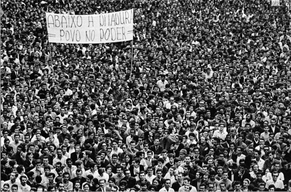 A marcha de cem mil pessoas protestou contra as arbitrariedades do regime militar. Como resposta, Costa e Silva decretou, em dezembro de 1968, o Ato Institucional número 5 (AI 5), que suspendia garantias constitucionais e concedia enormes poderes ao gover