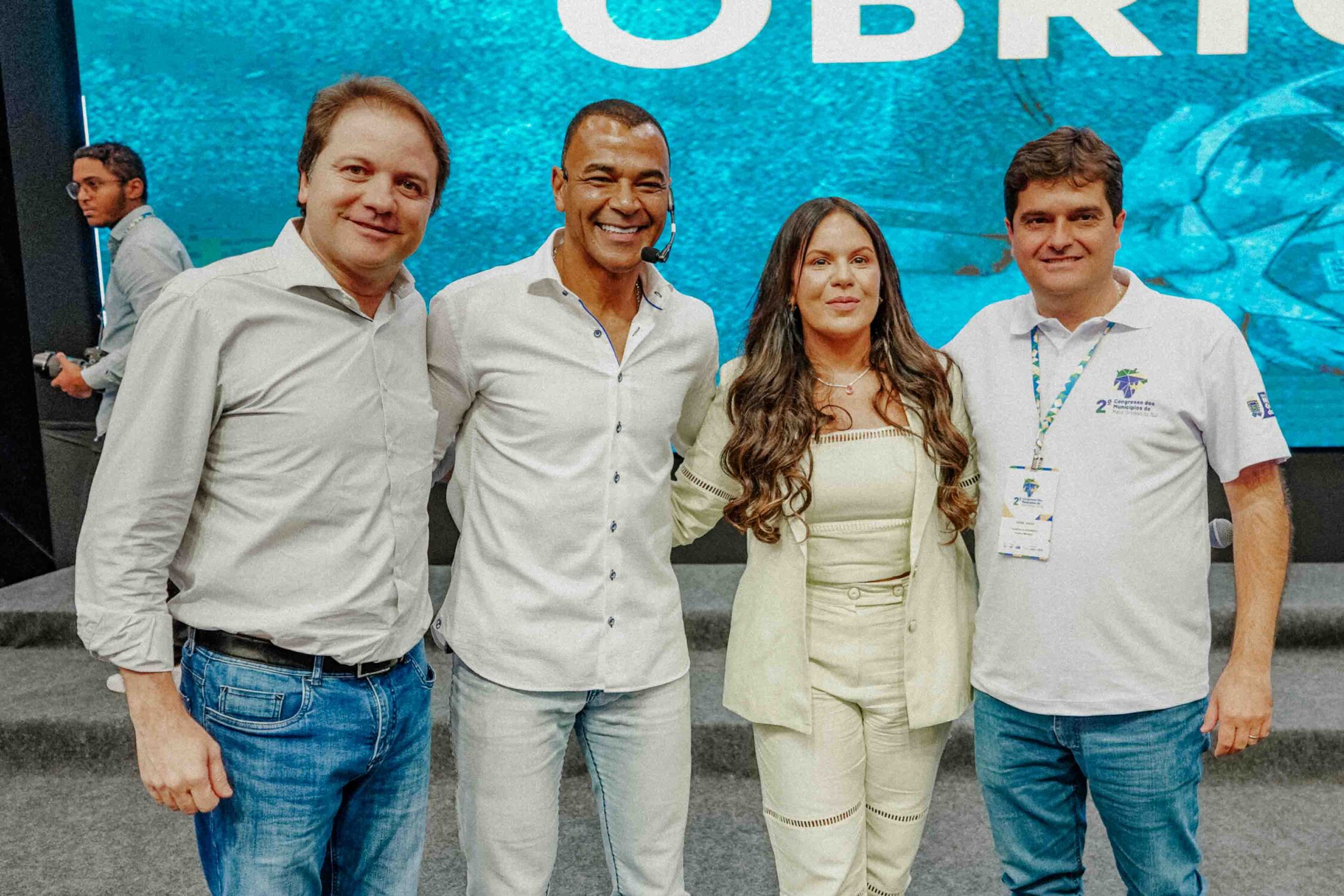 Cláudio Mendonça (diretor do Sebrae/MS), o ex-jogador Cafu e Valdir Júnior (presidente da Assomasul) posam juntos durante o Congresso dos Municípios. O evento, que reuniu gestores e líderes, destacou a importância do trabalho em equipe e da representativi