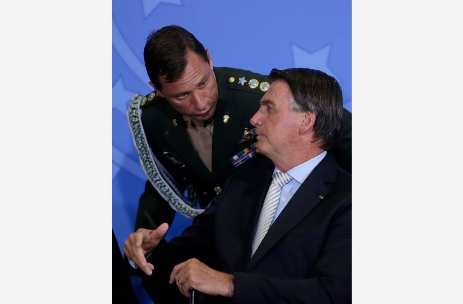 O tenente coronel do Exército, Mauro Cesar Barbosa Cid e o ex-presidente Jair Bolsonaro