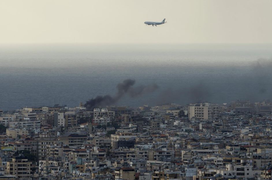 Imagem do dia 1º mostra avião voando sobre Beirute após um bombardeio israelense. Ataques de Israel sobre capital libanesa expandiram guerra no Oriente Médio