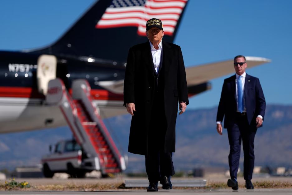 Donald Trump desembarca de seu avião para um comício em Albuquerque, Novo México
