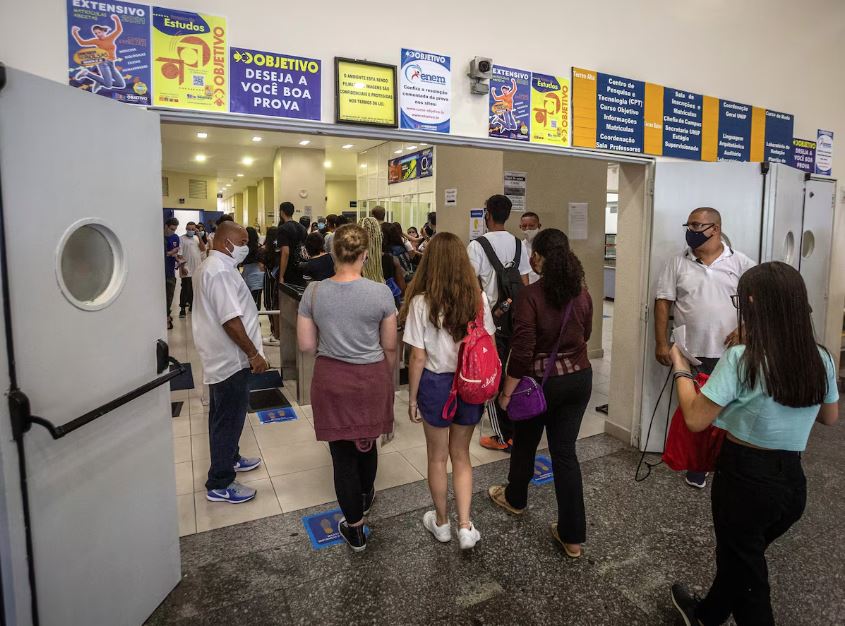 Estudantes chegam a colégio para prestar o Enem 2020; redação naquele ano abordou o estigma associado às doenças mentais