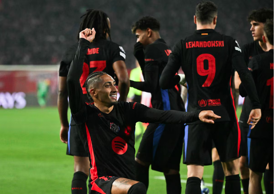 Raphinha foi um dos destaques da goleada do Barcelona sobre o Estrela Vermelha, em Belgrado