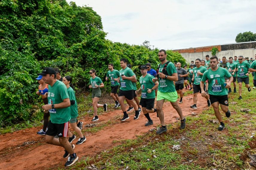 Os participantes puderam escolher entre os trajetos de  cinco e dez quilômetros ou a caminhada de cinco quilômetros