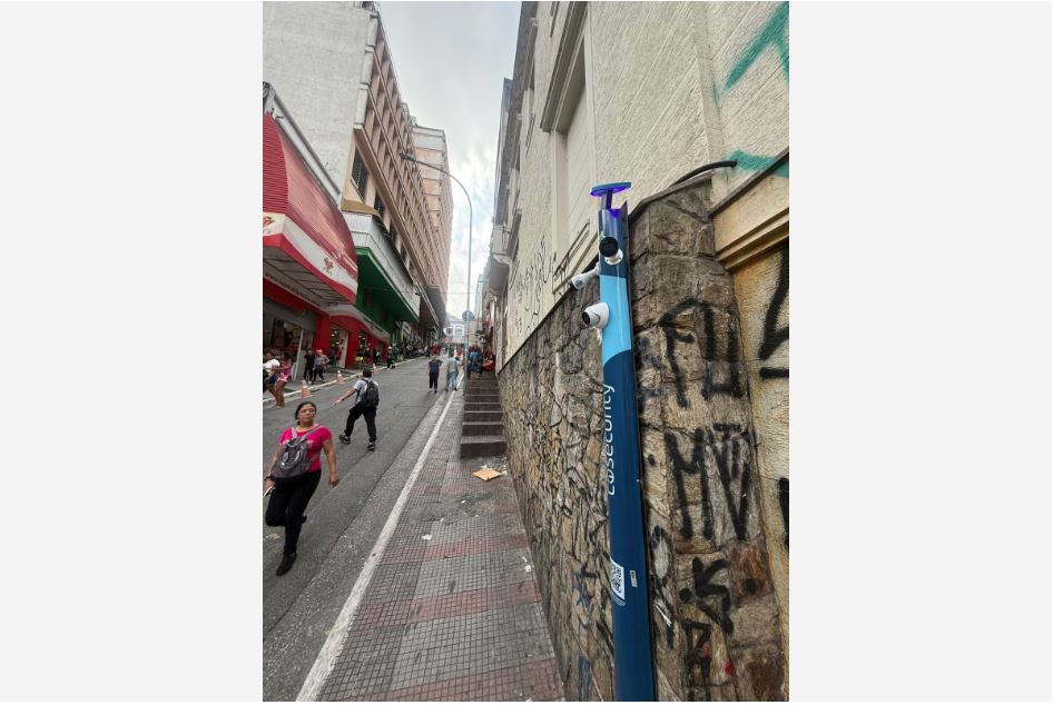 Câmera de monitoramento instalada na região da rua 25 de Março na semana passada