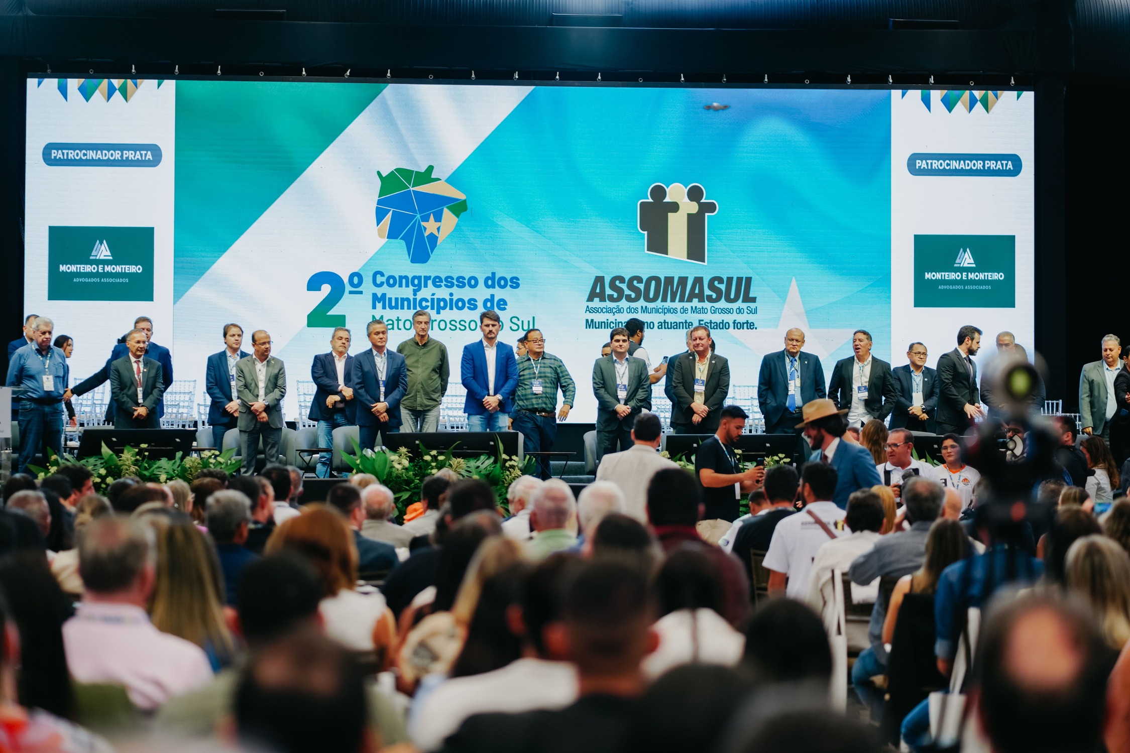 Prefeitos e representantes da Assomasul e do SEBRAE/MS marcam presença no palco principal do 2º Congresso dos Municípios de Mato Grosso do Sul, reforçando o compromisso com o fortalecimento do municipalismo no estado.