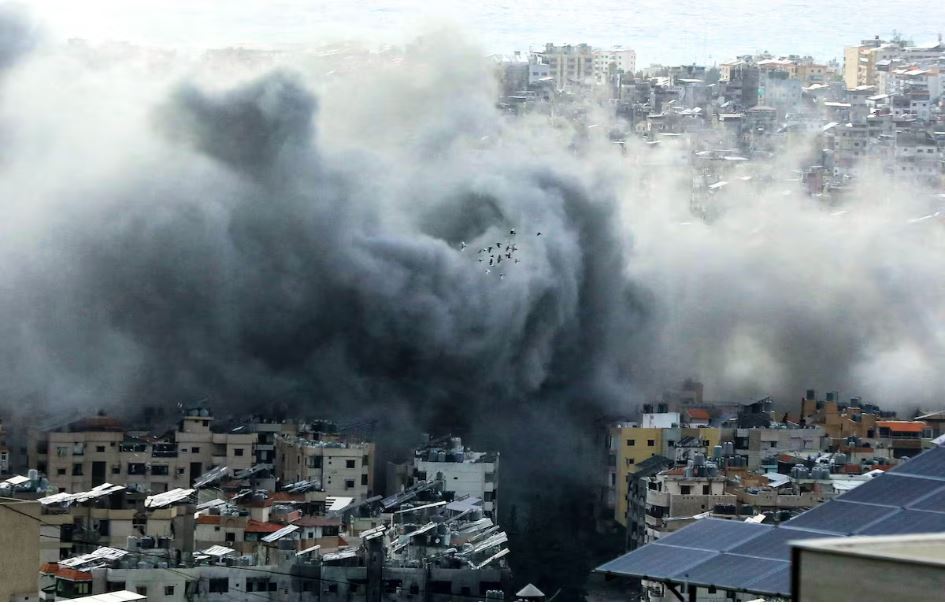A fumaça sobe do local de um ataque aéreo israelense que teve como alvo uma área nos subúrbios do sul de Beirute em 24 de novembro de 2024, em meio à guerra em curso entre Israel e o Hezbollah