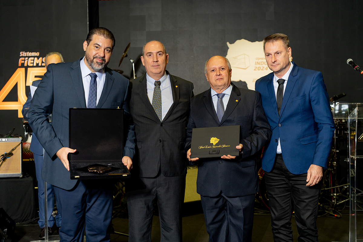 José Luís Cutrale Júnior, representado por executivos da Sucocítrico Cutrale, recebe o Gran Colar