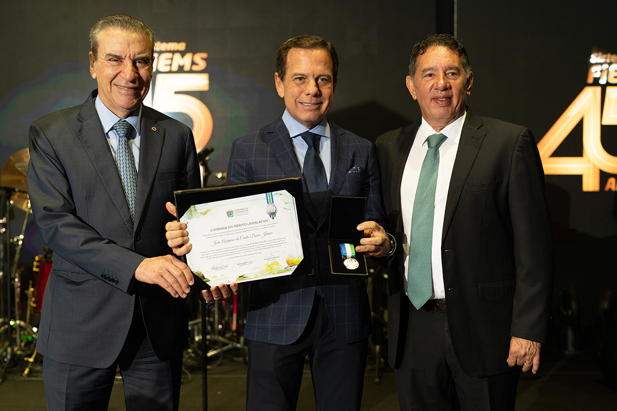 Um dos momentos de destaque foi a homenagem ao ex-governador de São Paulo, João Dória, que recebeu uma comenda da Assembleia Legislativa de Mato Grosso do Sul