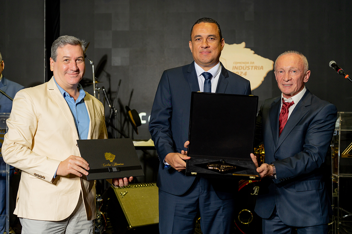 Executivo da Arauco, Theófilo Militão recebe o Gran Colar representando o presidente Carlos Altimiras 
