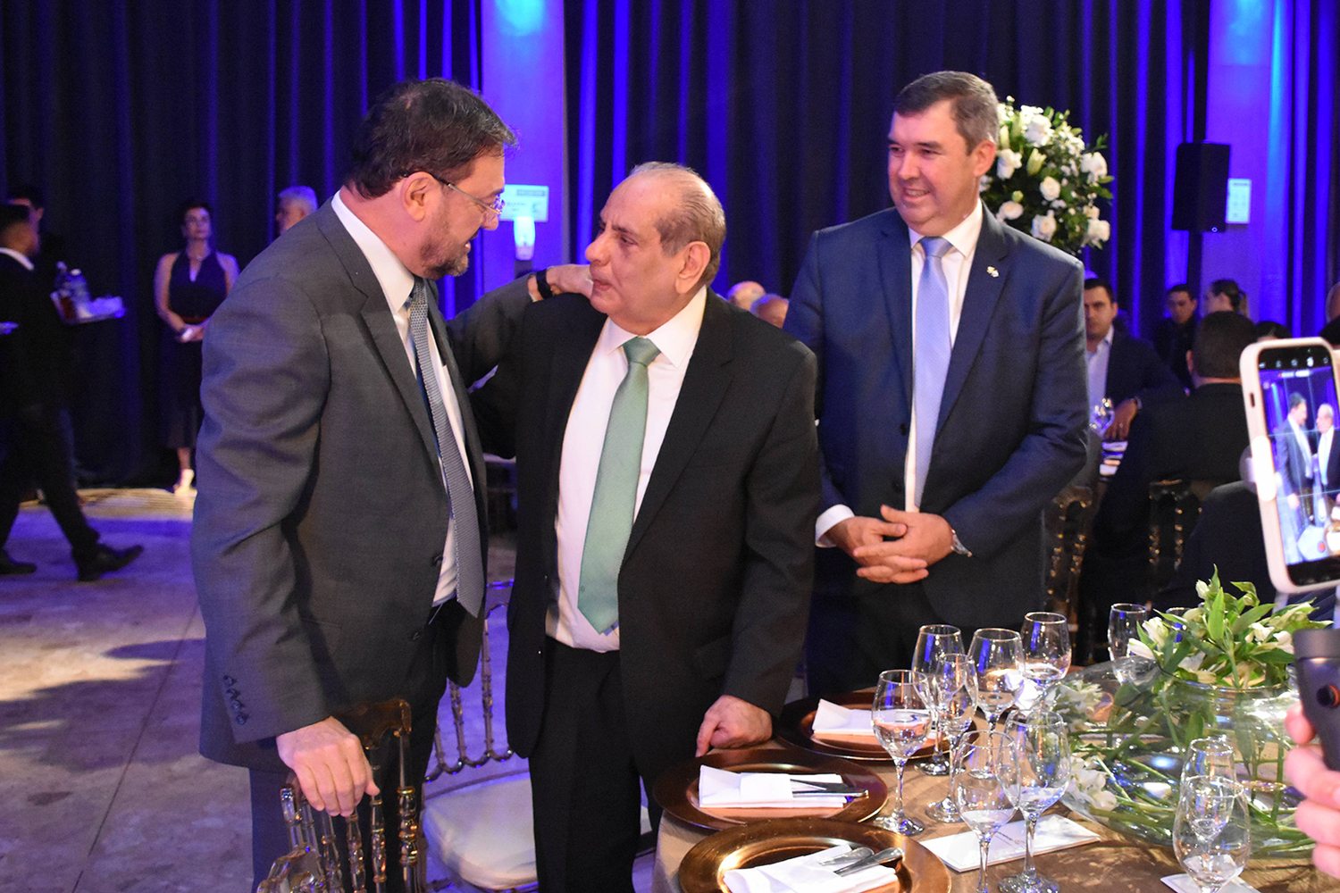 Tadros celebra parcerias ao lado de líderes como Sérgio Longen, da Fiems, e o governador Eduardo Riedel durante o evento
