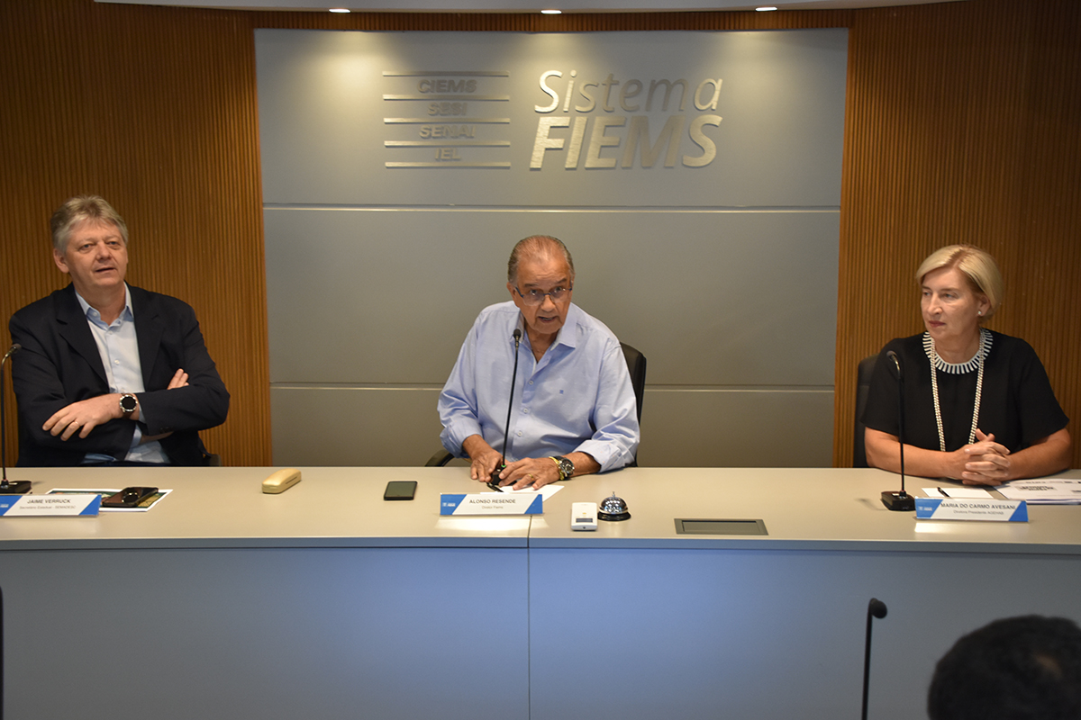 Jaime Verruck, secretário da Semadesc; Alonso Resende do Nascimento, presidente do Sinduscon-MS e Maria do Carmo Avesani, diretora-presidente da Agehab