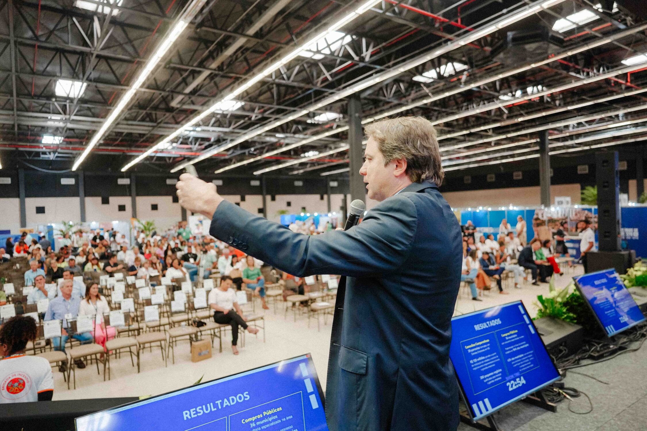 Cláudio Mendonça, diretor-superintendente do Sebrae/MS, apresenta resultados e estratégias de gestão pública no 2º Congresso dos Municípios de MS. Ele destacou iniciativas do Sebrae que visam facilitar a vida dos pequenos empreendedores e fortalecer a eco