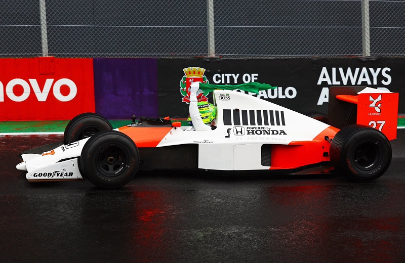 Hamilton pilota McLaren de Senna e levanta bandeira do Brasil em Interlagos