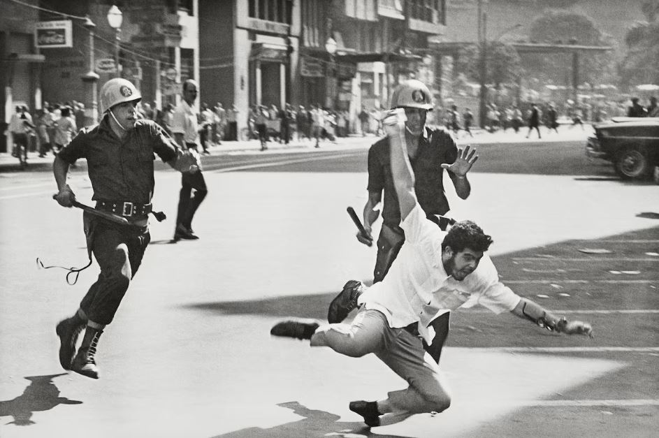 Caça ao estudante durante a Sexta-feira Sangrenta, série de manifestações contra a ditadura realizadas no centro do Rio e duramente reprimidas pelo regime, Rio de Janeiro, no dia 21 de junho de 1968.