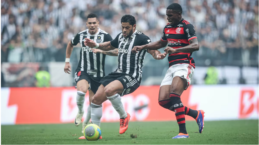 Paulinho e Hulk começaram o jogo lado a lado na frente, mas formação não deu certo na primeira etapa.