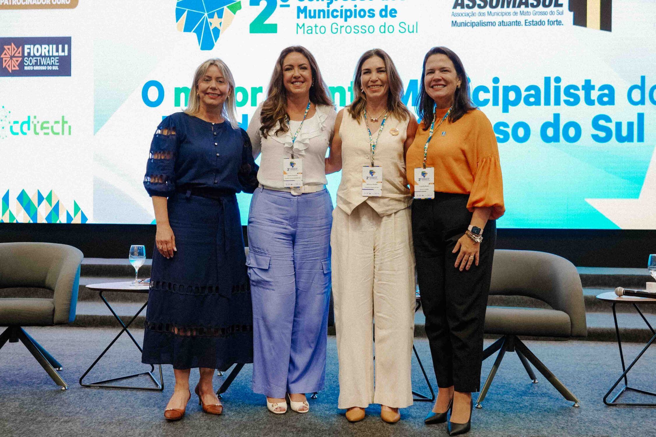 Da esquerda para a direita: Sandra Amarilha (Sebrae/MS), Camila Ítavo (reitora da UFMS), Mônica Riedel (primeira-dama de MS) e Gerolina da Silva Alves (prefeita de Água Clara) se reúnem no 2º Congresso dos Municípios. Elas debateram o protagonismo das mul