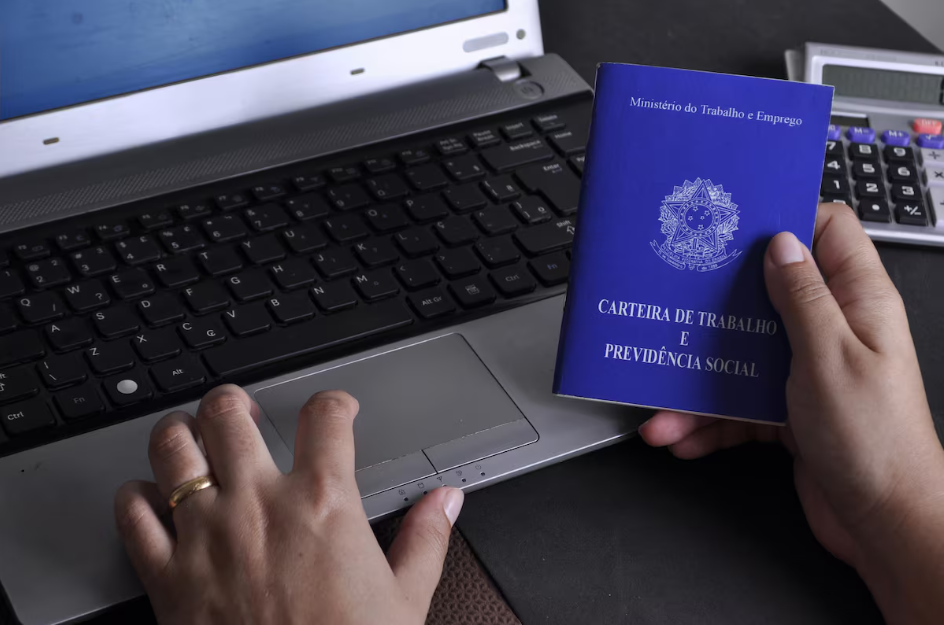 Trabalhadores formais são submetidos à legislação trabalhista, enquanto deputados seguem diretrizes do regimento interno da Câmara.
