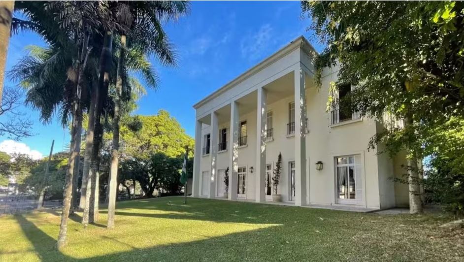 Mansão de Chiquinho Scarpa tem 1,5 mil m² de área construída em terreno de 4 mil m²