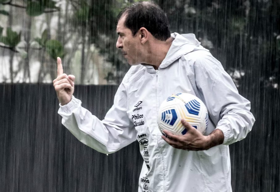 Carille passou a ser questionado após quatro derrotas consecutivas na Série B 