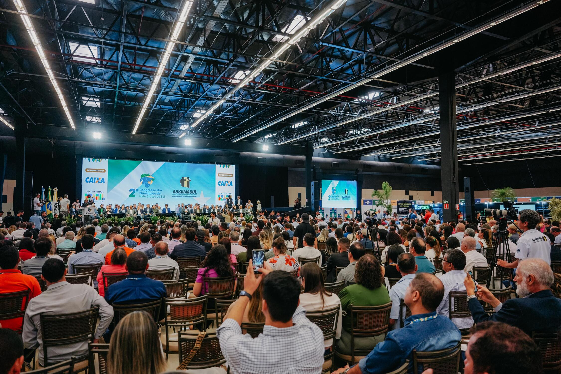 Visão geral do auditório durante o 2º Congresso dos Municípios de Mato Grosso do Sul, que reuniu gestores municipais, autoridades e público interessado em discutir o futuro das cidades e as melhores práticas para o desenvolvimento local.