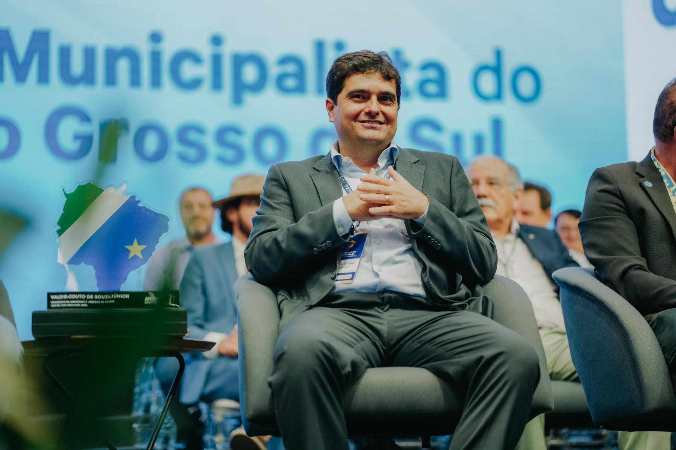 Valdir Couto de Souza Junior, presidente da Assomasul, acompanha a cerimônia de abertura do congresso. Ele destacou a importância de fortalecer os municípios e promover o crescimento das comunidades.
