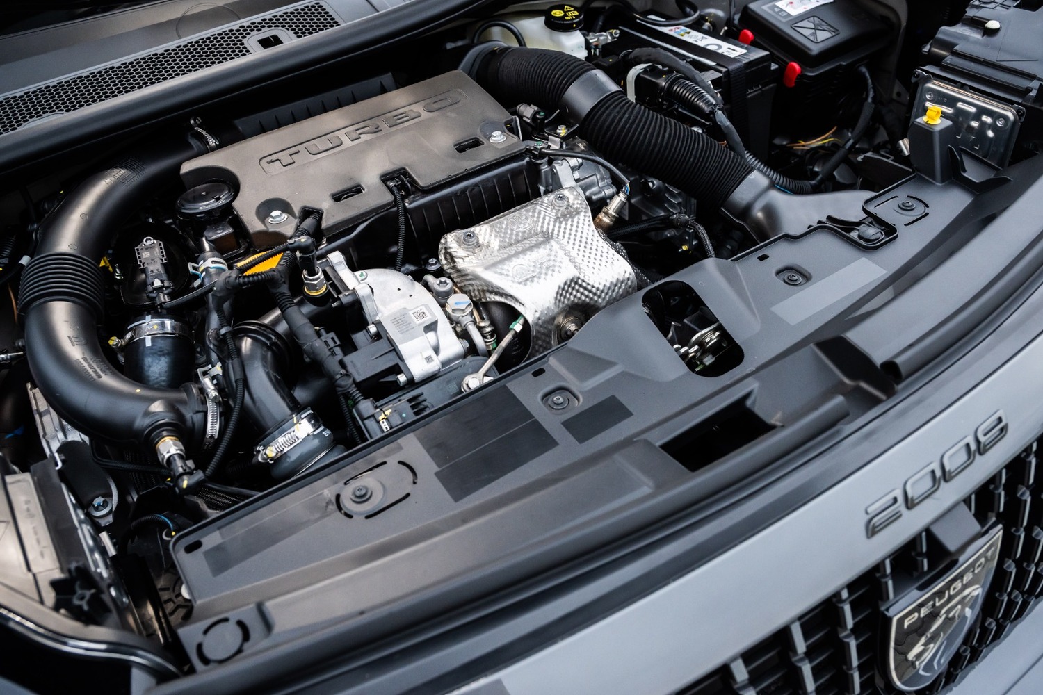 Debaixo do capô, a principal novidade é o motor 1.0 turbo flex de três cilindros