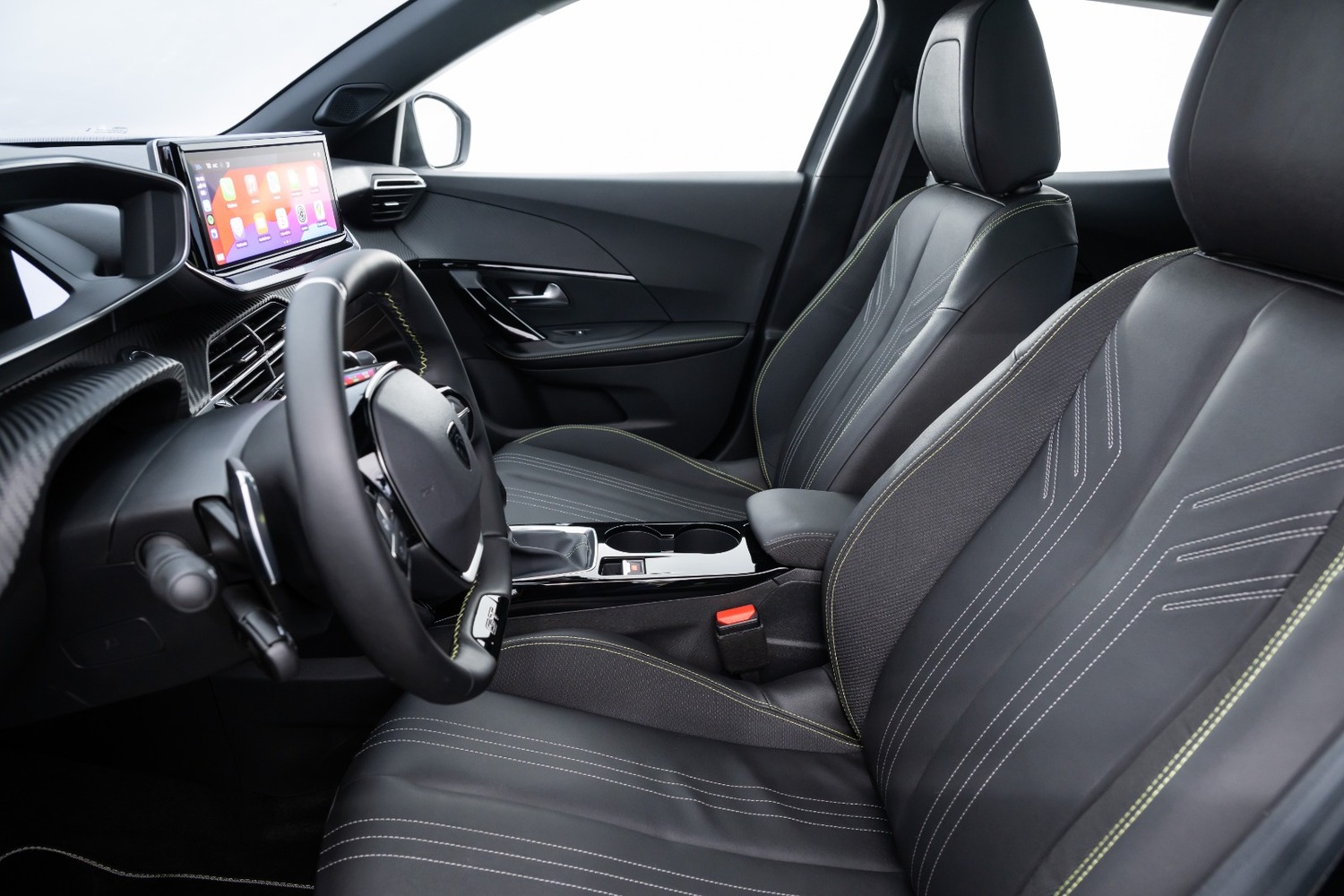 O Peugeot 2008 2025 parece ter sido projetado com o conforto do motorista em mente