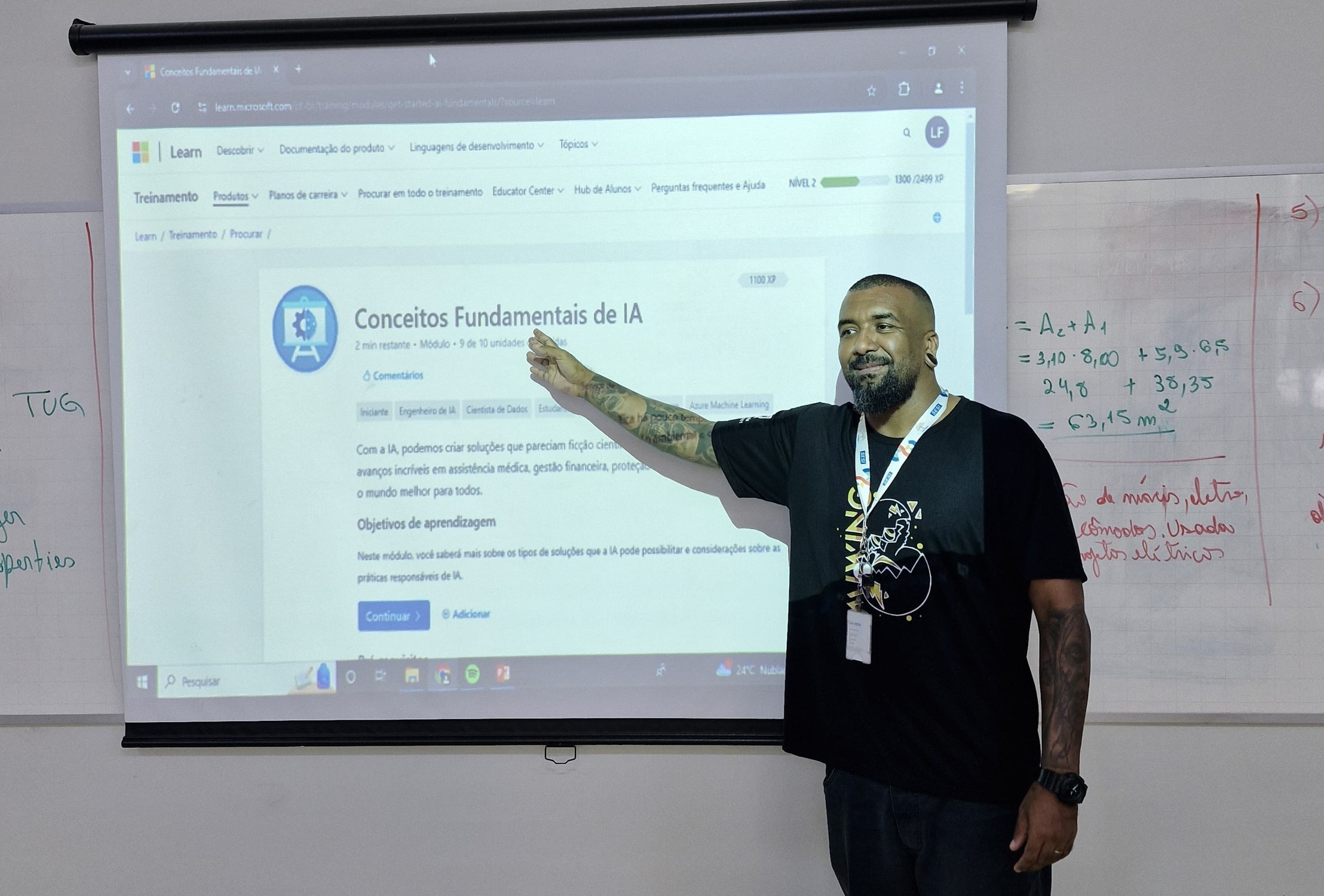Professor Leandro Felix da Silva conduz aula prática sobre fundamentos de inteligência artificial, explicando conceitos chave aos alunos