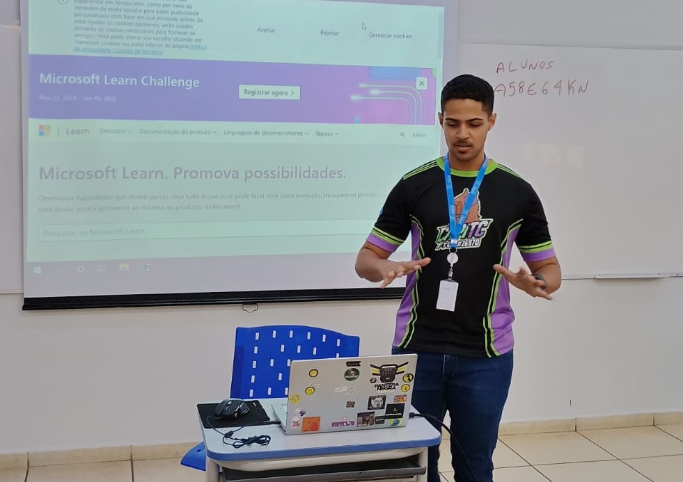  Professor Diego Soares Ribeiro interage com os alunos, detalhando aplicações práticas da inteligência artificial durante o curso
